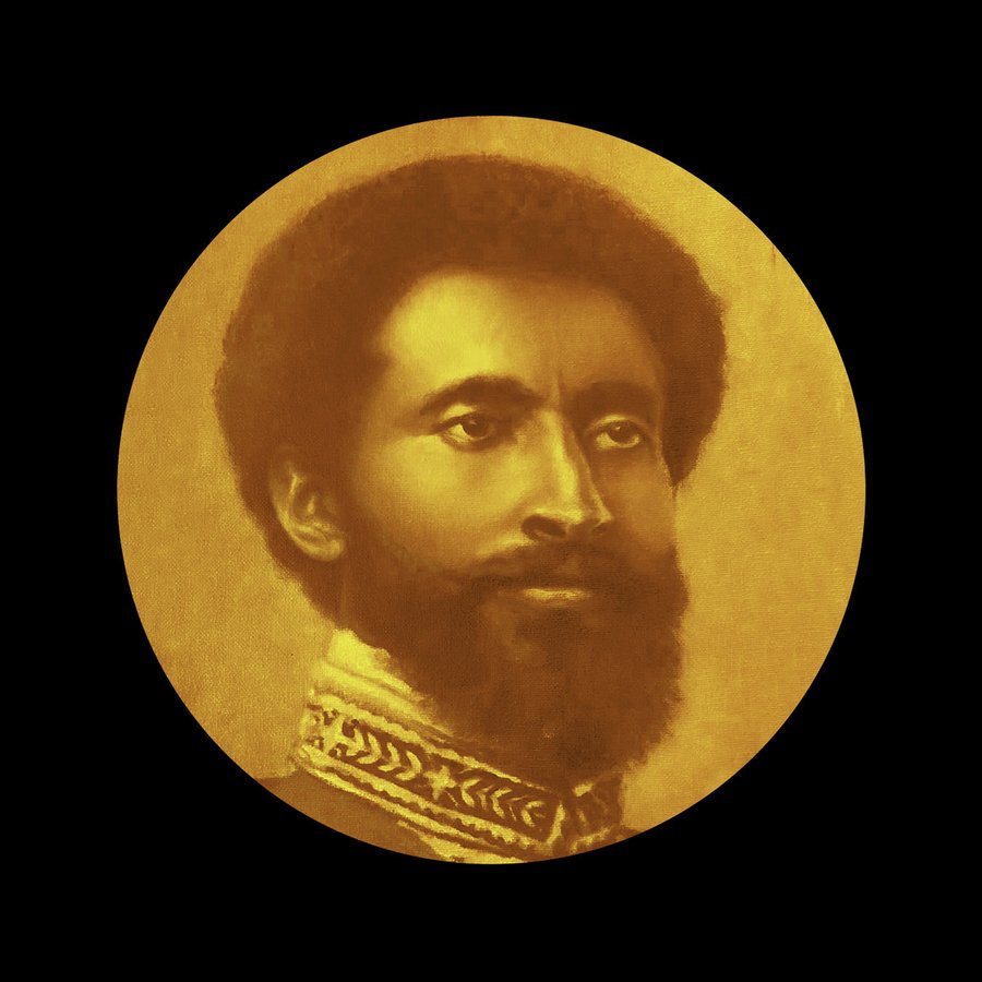 Retrato pictórico en tonos dorados y sepia de Haile Selassie, con halo circular sobre fondo negro