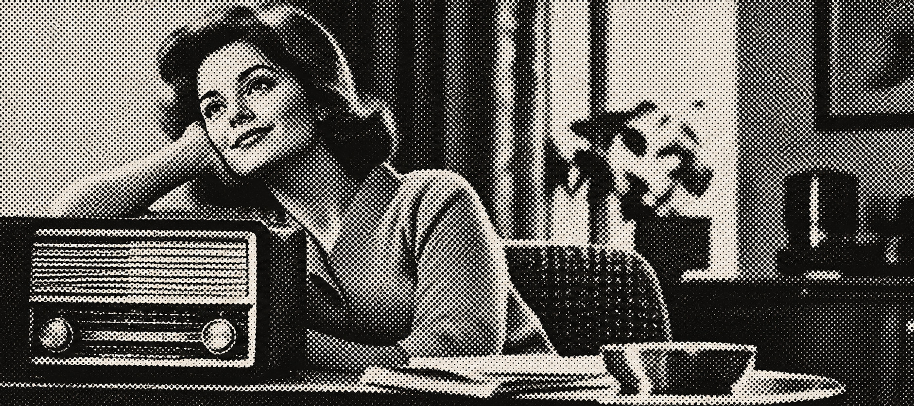 Ilustración en blanco y negro con trama de semitonos: una mujer de pelo oscuro y ondulado, apoyada en una mesa junto a una radio antigua, mira hacia arriba con una leve sonrisa.