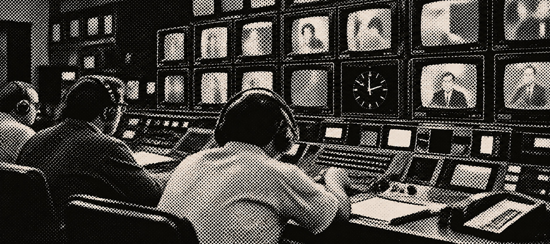 Ilustración en blanco y negro con trama de semitonos: varios operadores con auriculares, sentados ante una consola de control, frente a una pared de monitores de televisión con un reloj entre las pantallas.