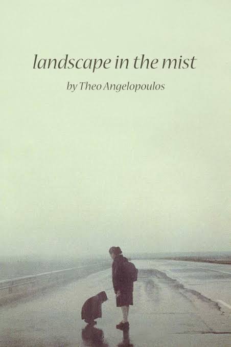 Imagen de «Paisaje en la niebla», de Theo Angelopoulos: dos niños en una carretera mojada bajo la niebla.